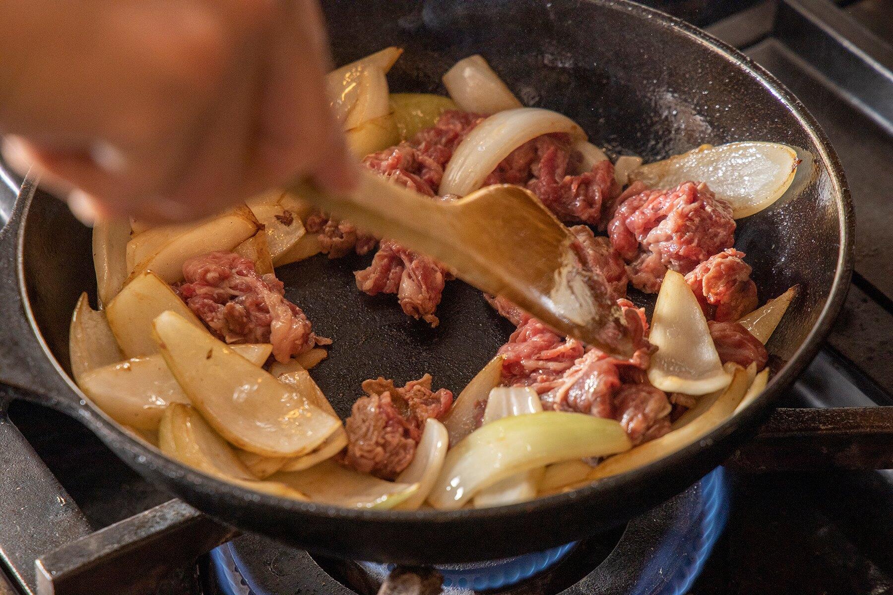 「純正ごま油 濃口」で、玉ねぎと牛肉を炒める