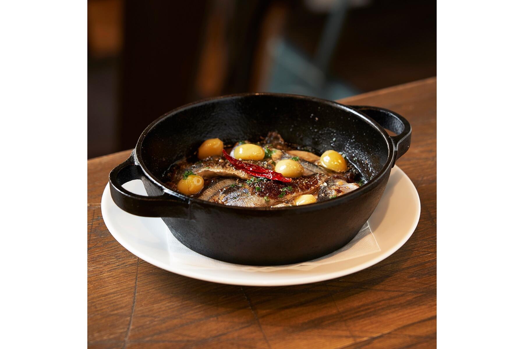 三陸産秋刀魚と四川山椒、銀杏の胡麻油アヒージョ