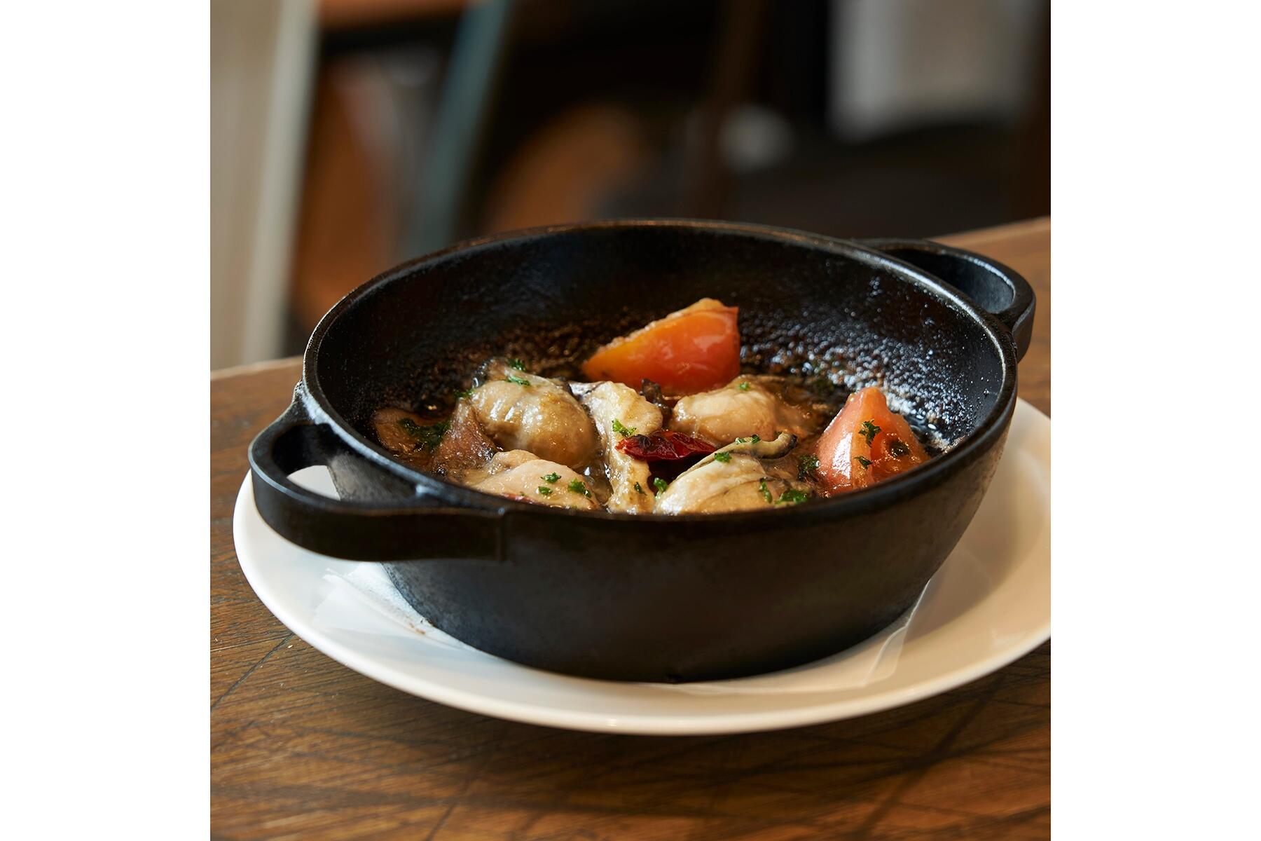 広島産牡蠣と舞茸、トマトの胡麻油アヒージョ