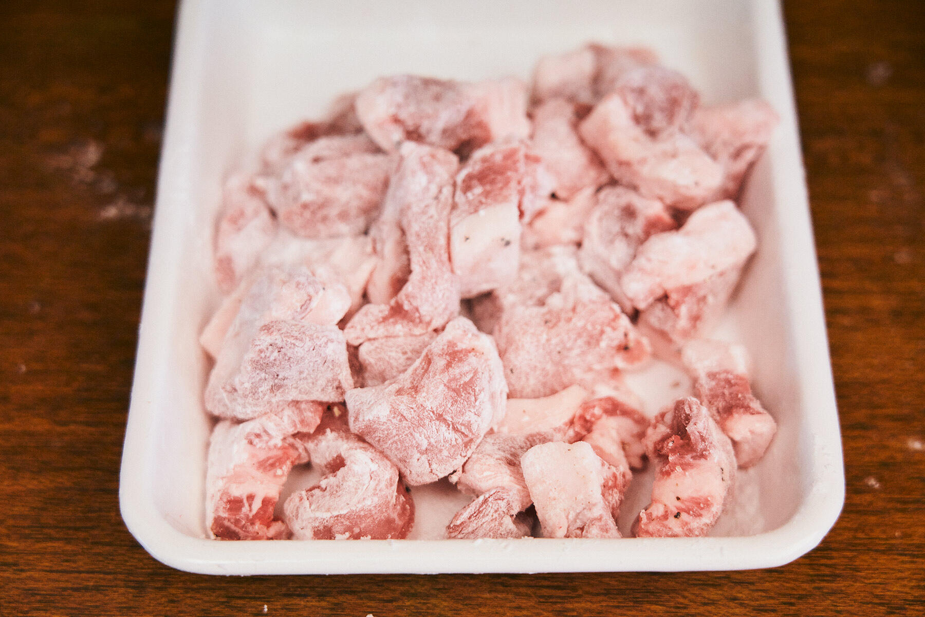 肉に片栗粉をまぶす