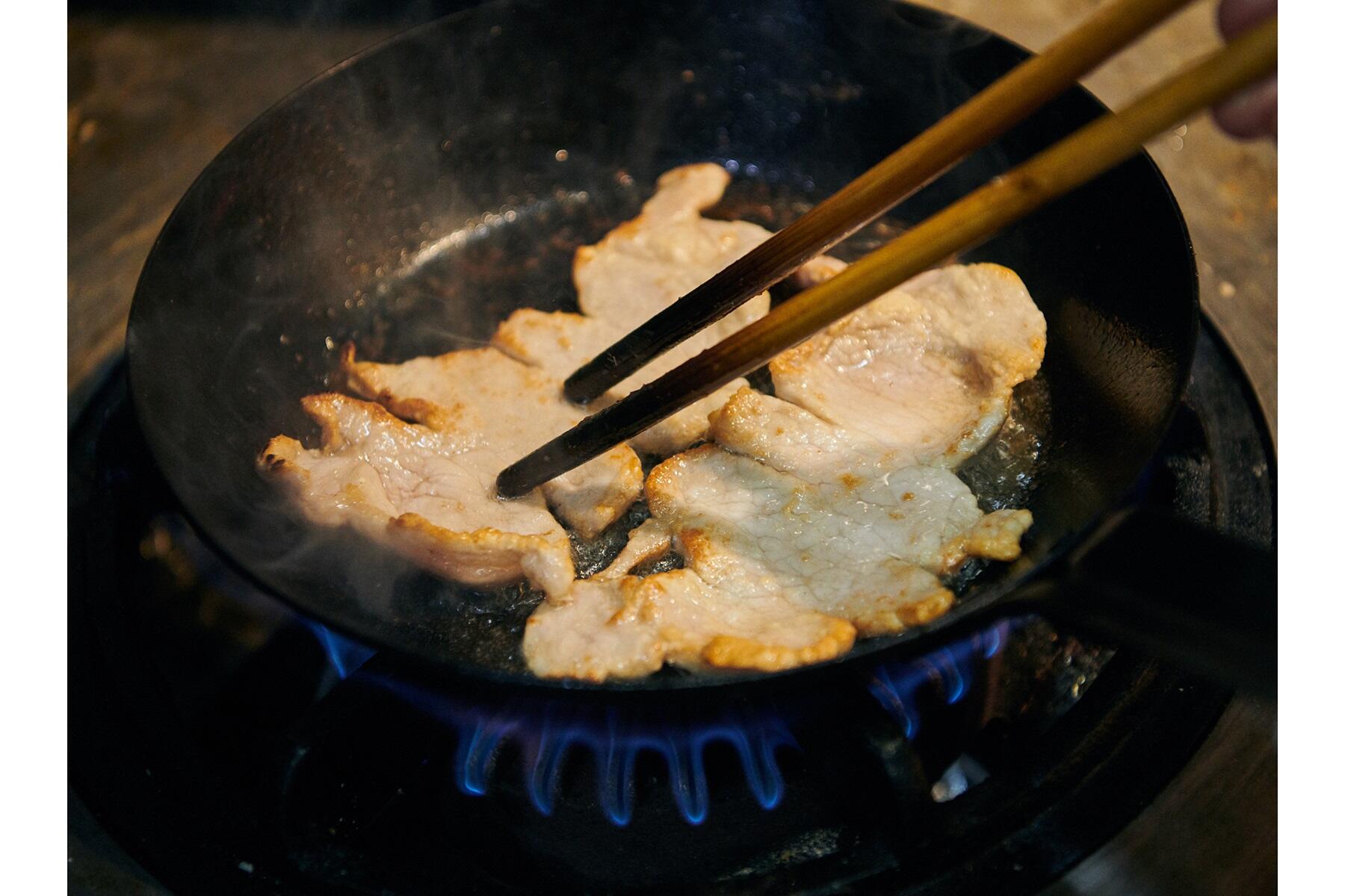 豚肉を焼いている様子