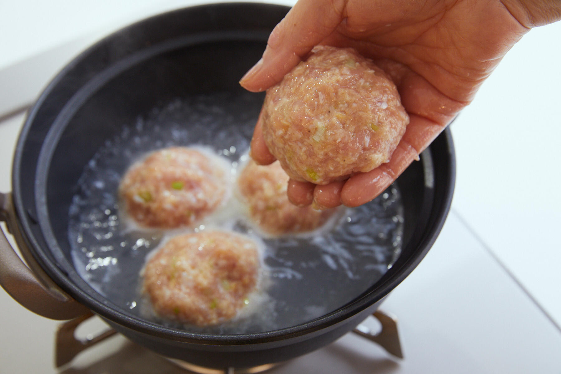 肉団子を煮る