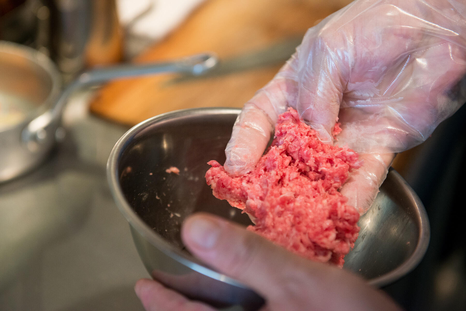 ひき肉に塩をする