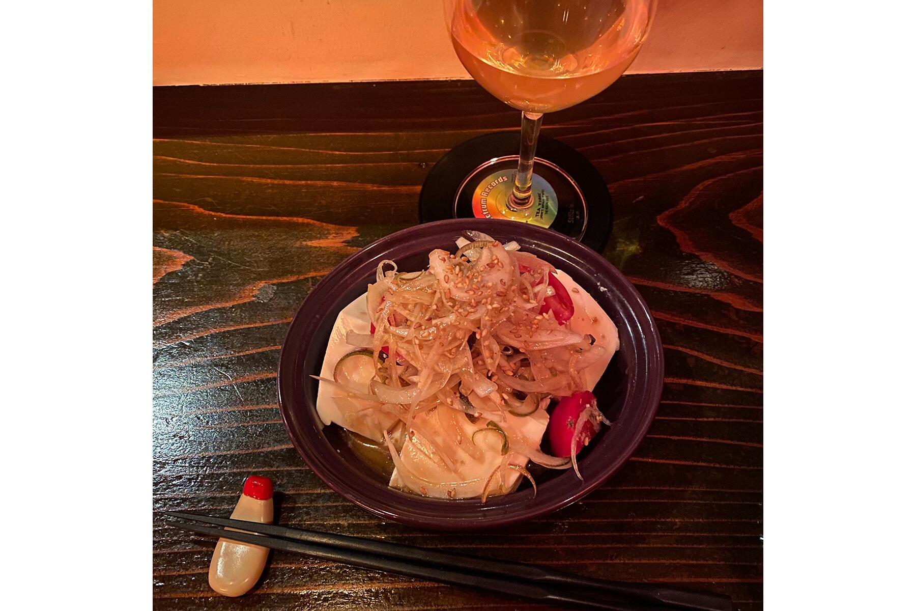 青山のレコードとナチュラルワインと鉄板焼きの店「赤い部屋」の冷奴