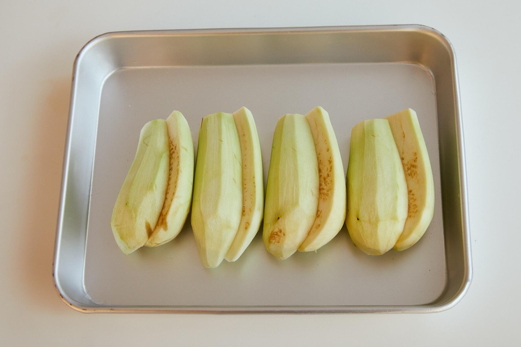 なすをカットする