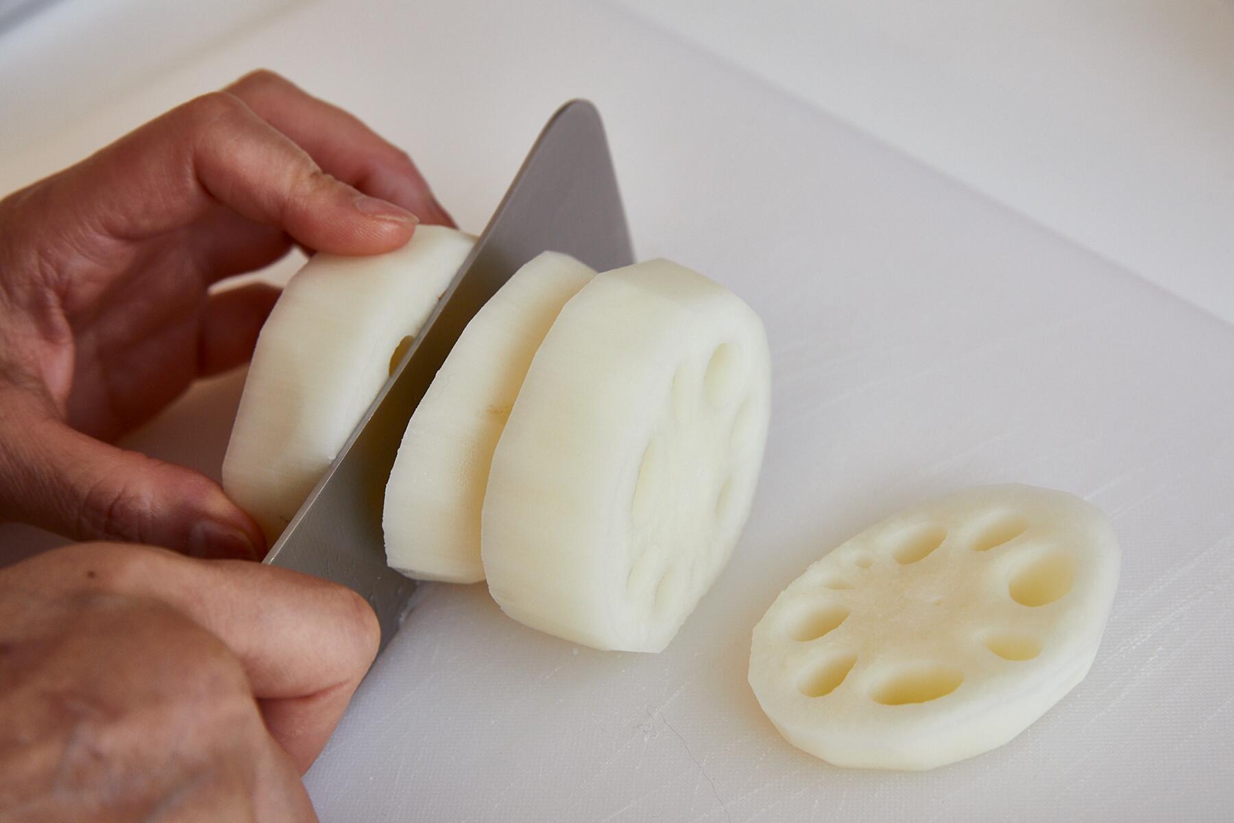 れんこんを切る