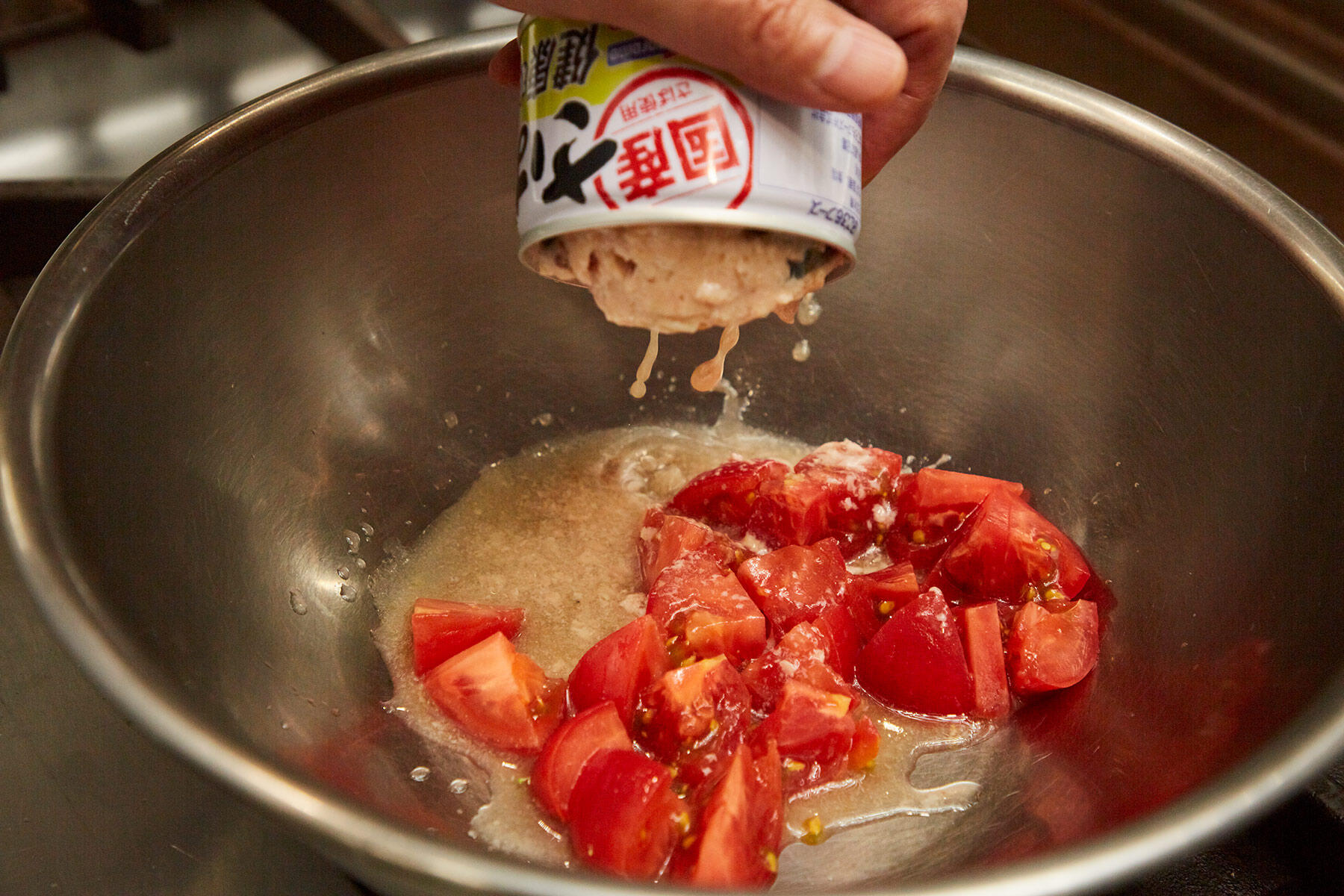 トマトとサバを混ぜる