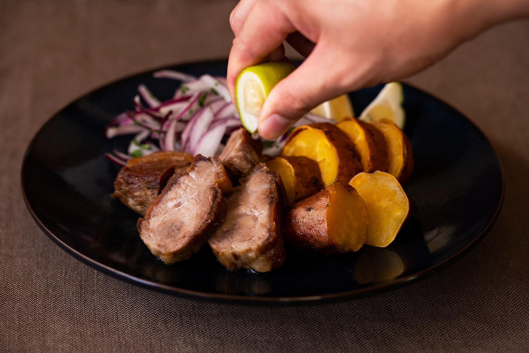 豚肉とさつまいもの蒸し焼き