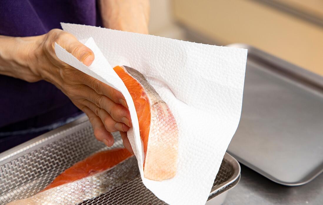 鮭の水分を拭き取り、胡椒をふって薄力粉をまぶす