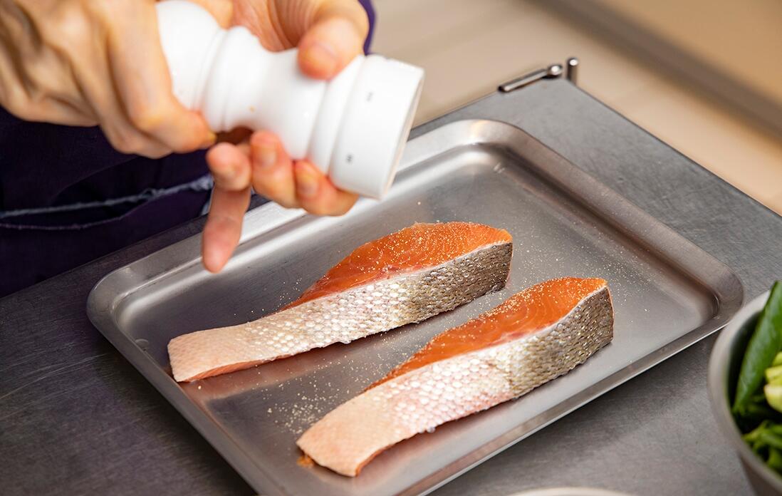 鮭の水分を拭き取り、胡椒をふって薄力粉をまぶす