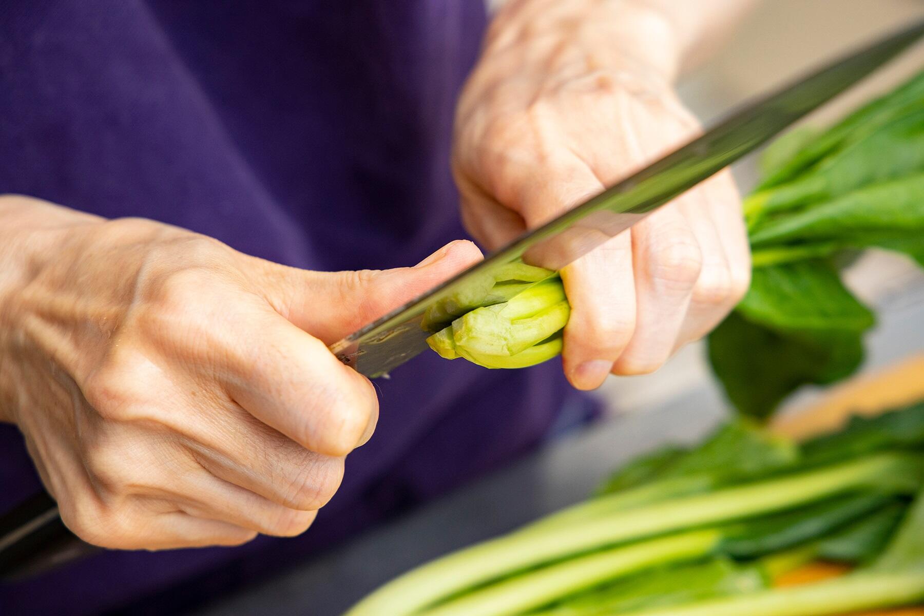 小松菜を切る