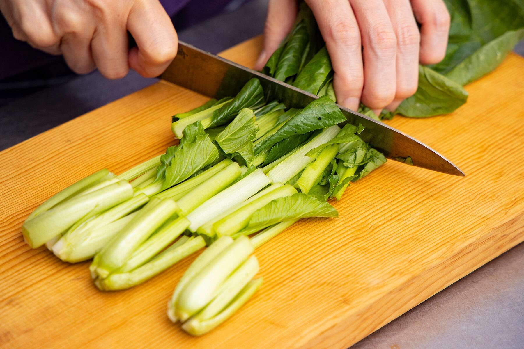 小松菜を切る