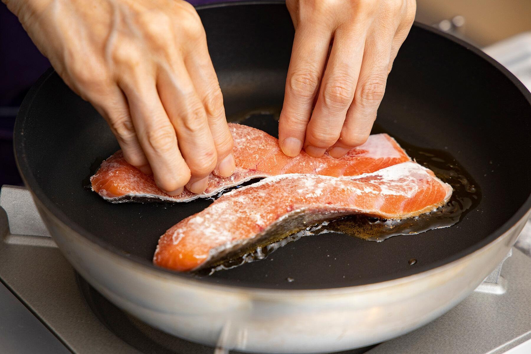 「純正ごま油 濃口」で、鮭を焼く