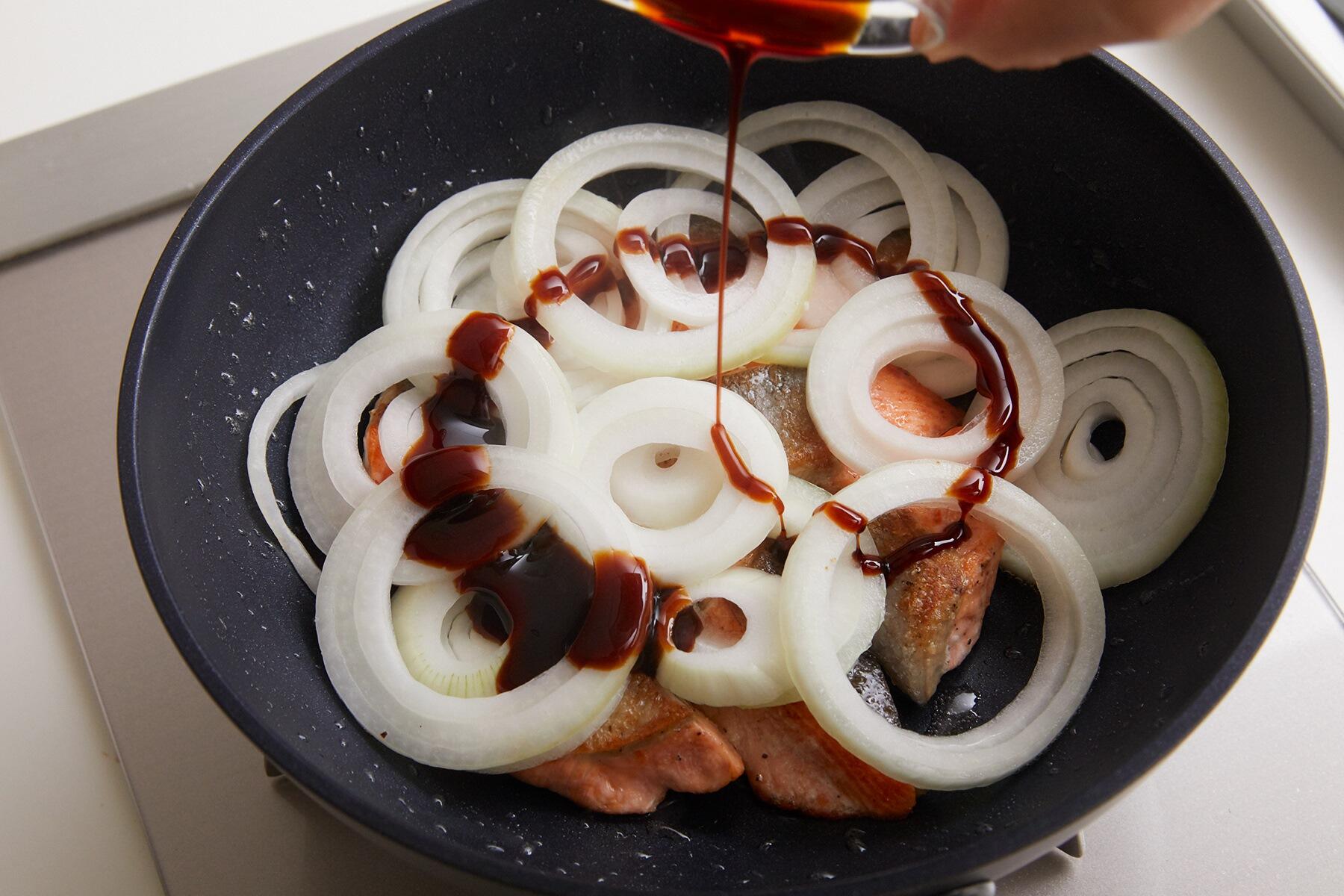 ソースを加える