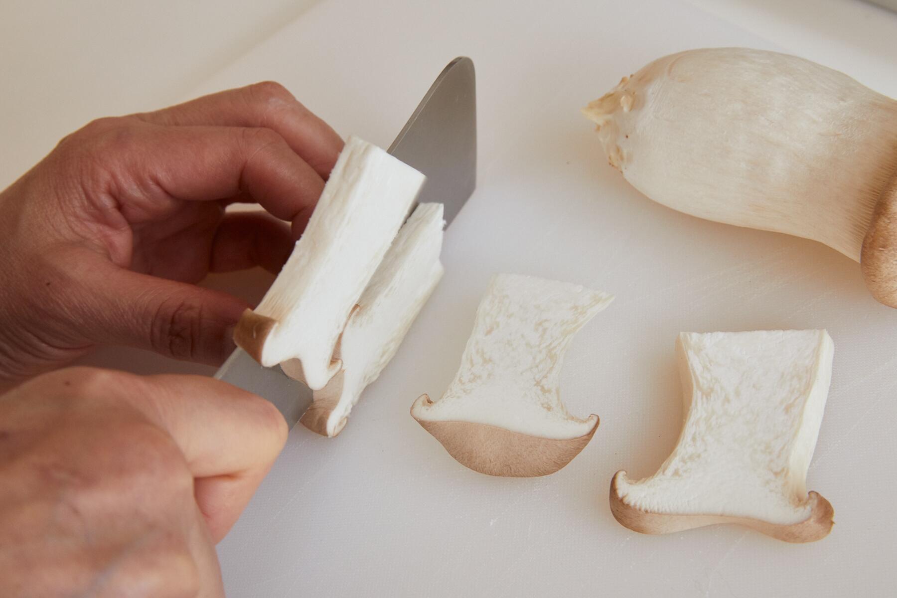 エリンギをカットする