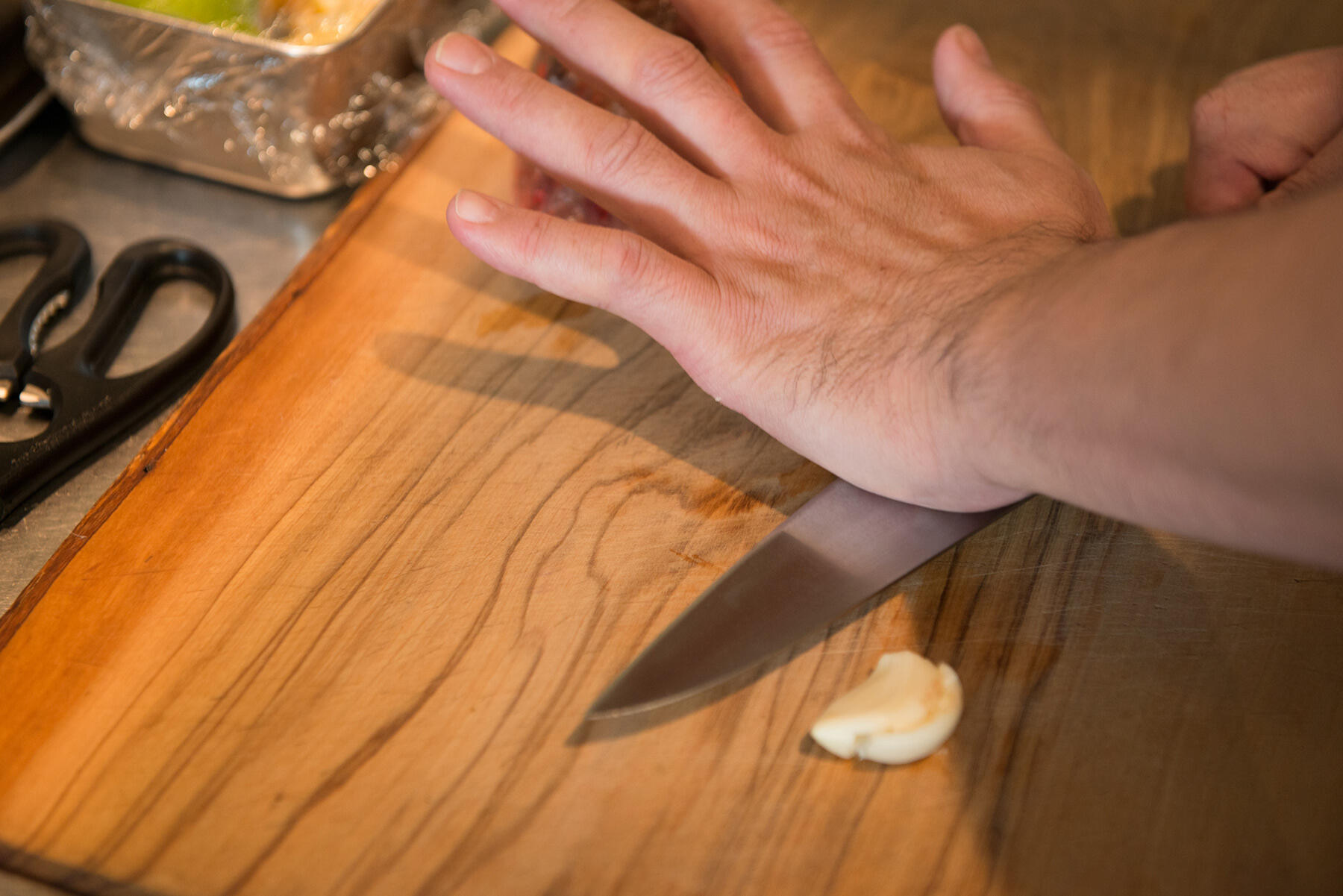 にんにくを火にかける