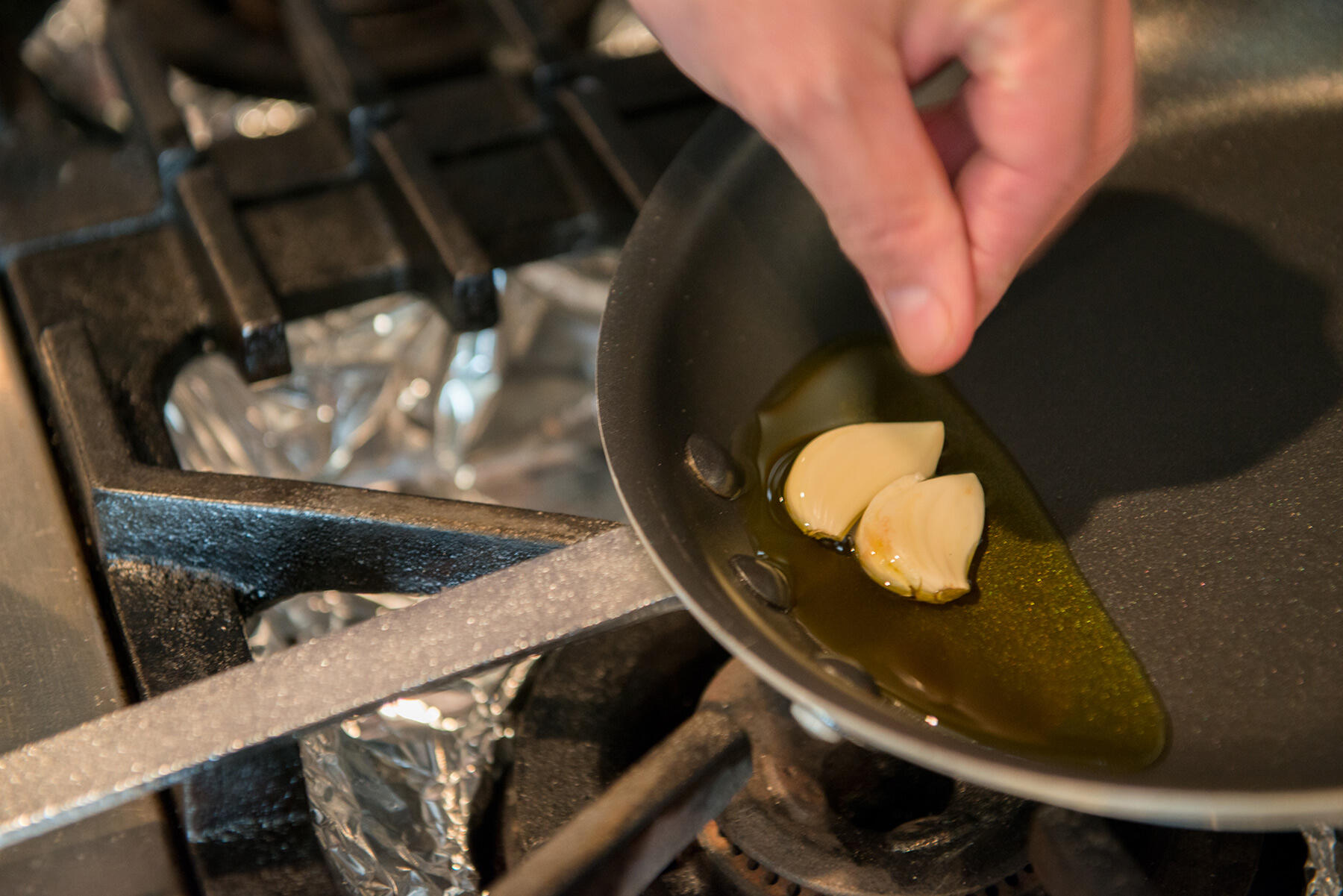 にんにくを火にかける