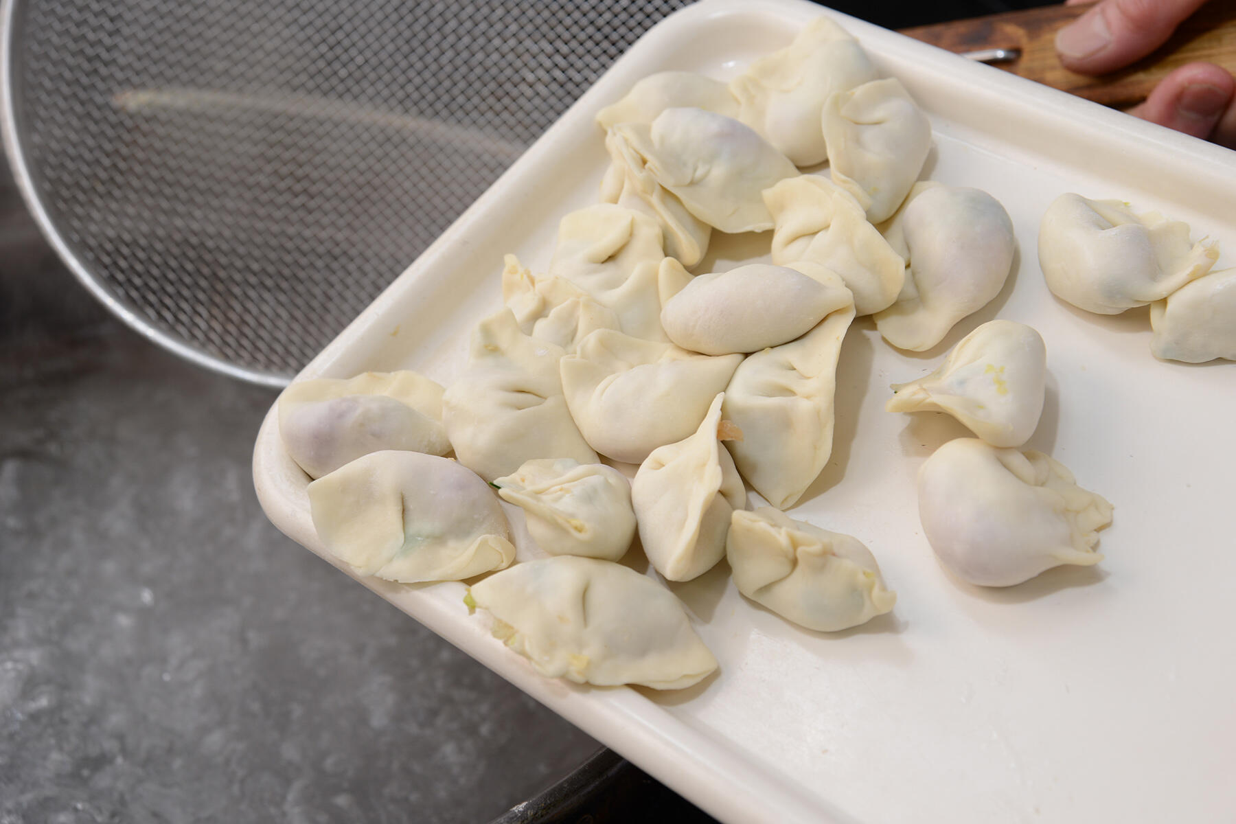 餃子を茹でる