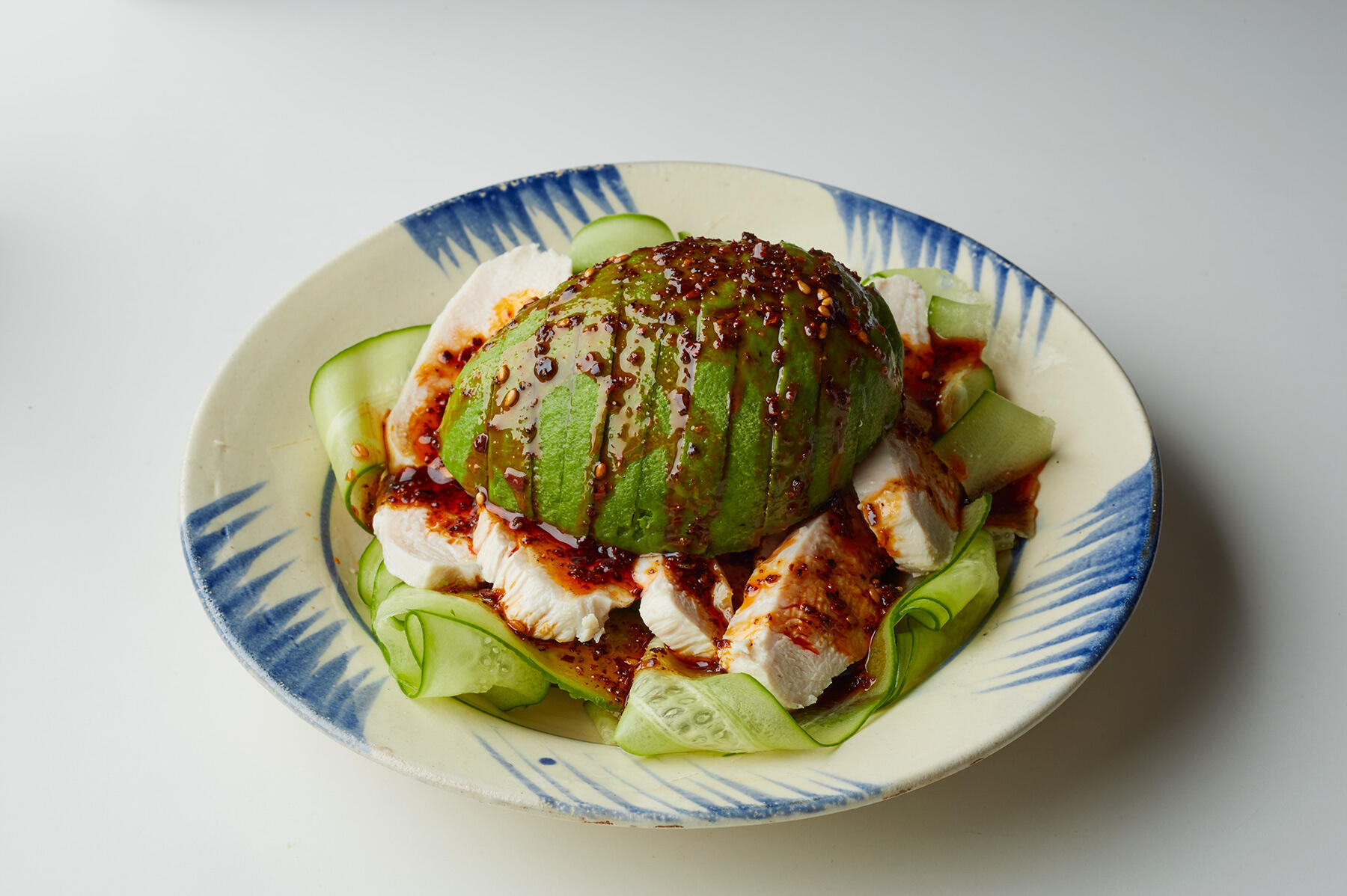 まろやかな辛味の“アボカドとゆで鶏のラー油ソース”