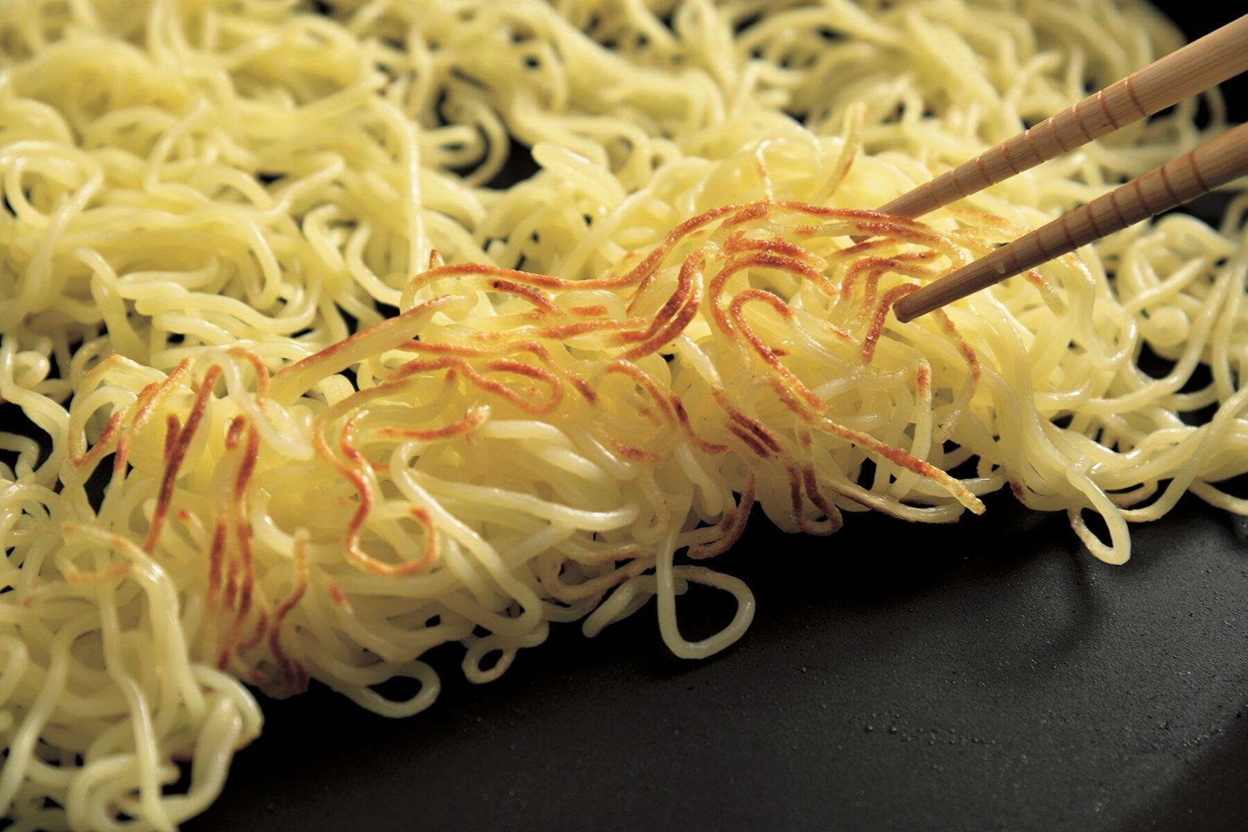 麺に焼き目をつける