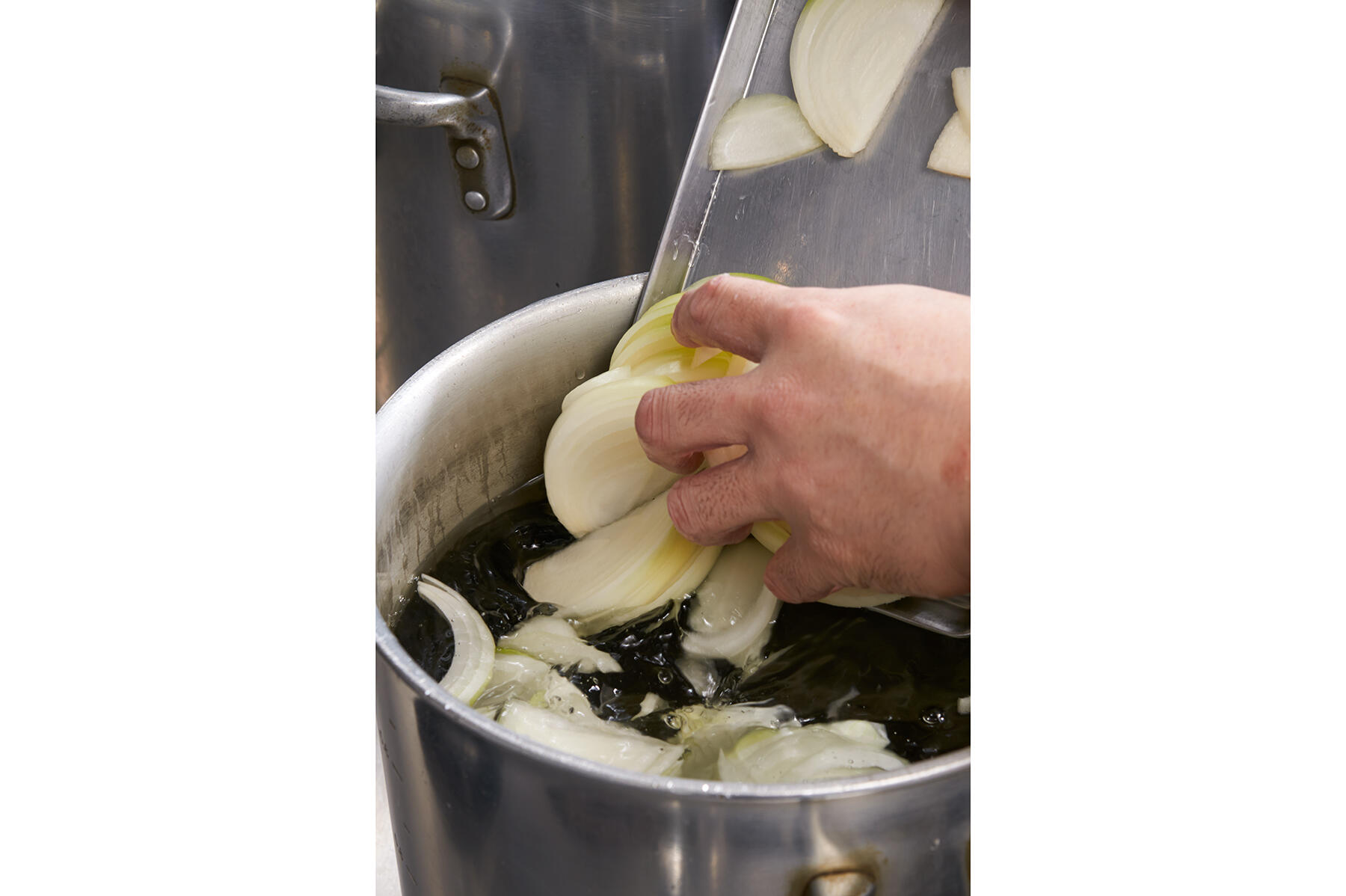 鍋に玉ねぎを入れて、火にかける