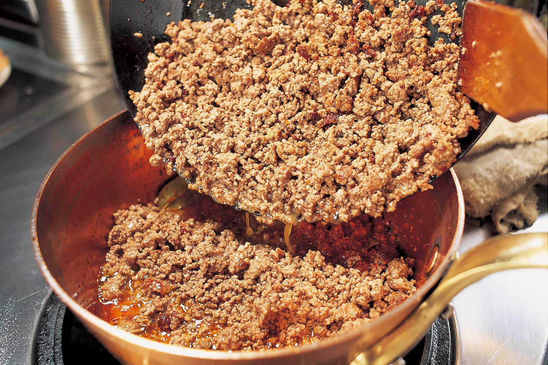 素材とソフリットを合わせて煮詰める