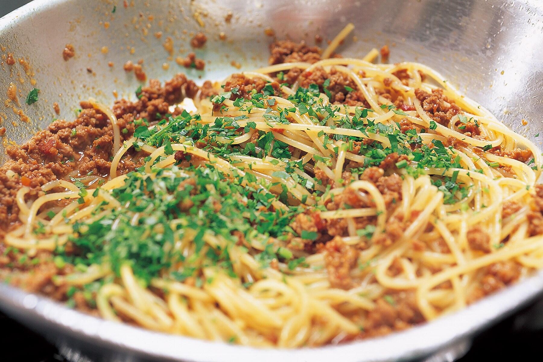 ソースにゆで汁を少々。ソースとパスタをしっかり混ぜ合わせて、完成