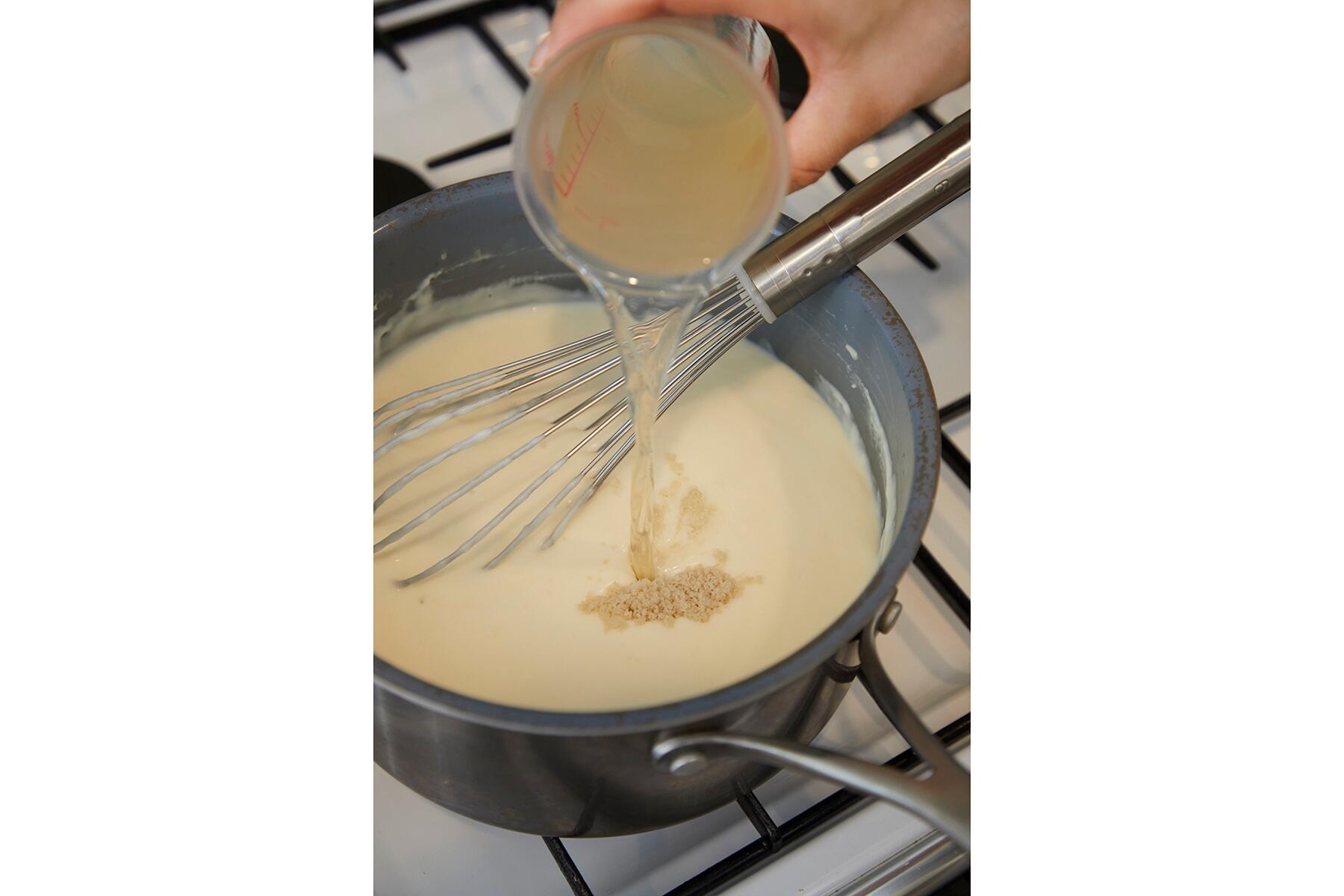 泡だて器でダマをつぶす