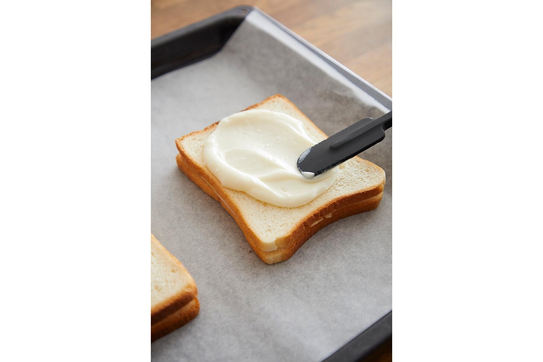 ベシャメルソースをぬる