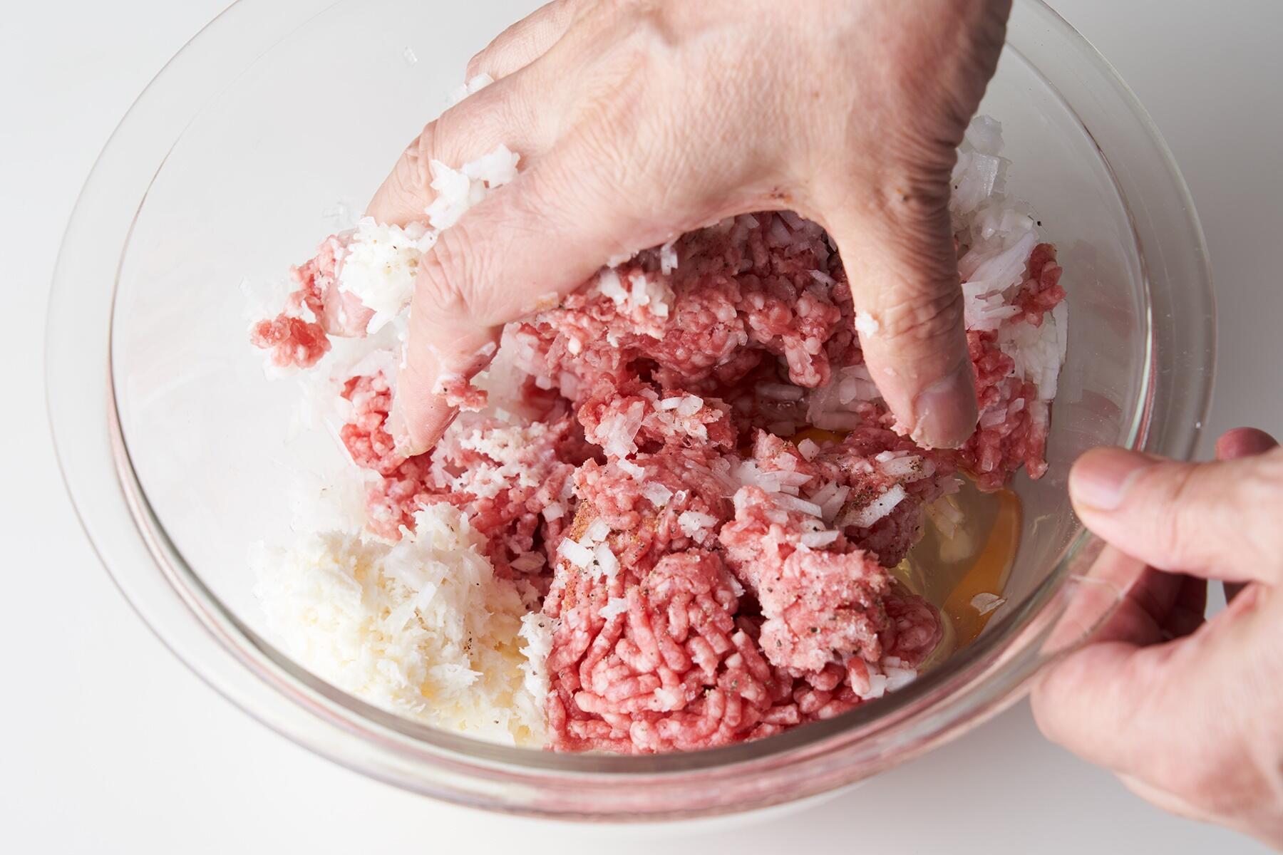 挽き肉だねを混ぜる
