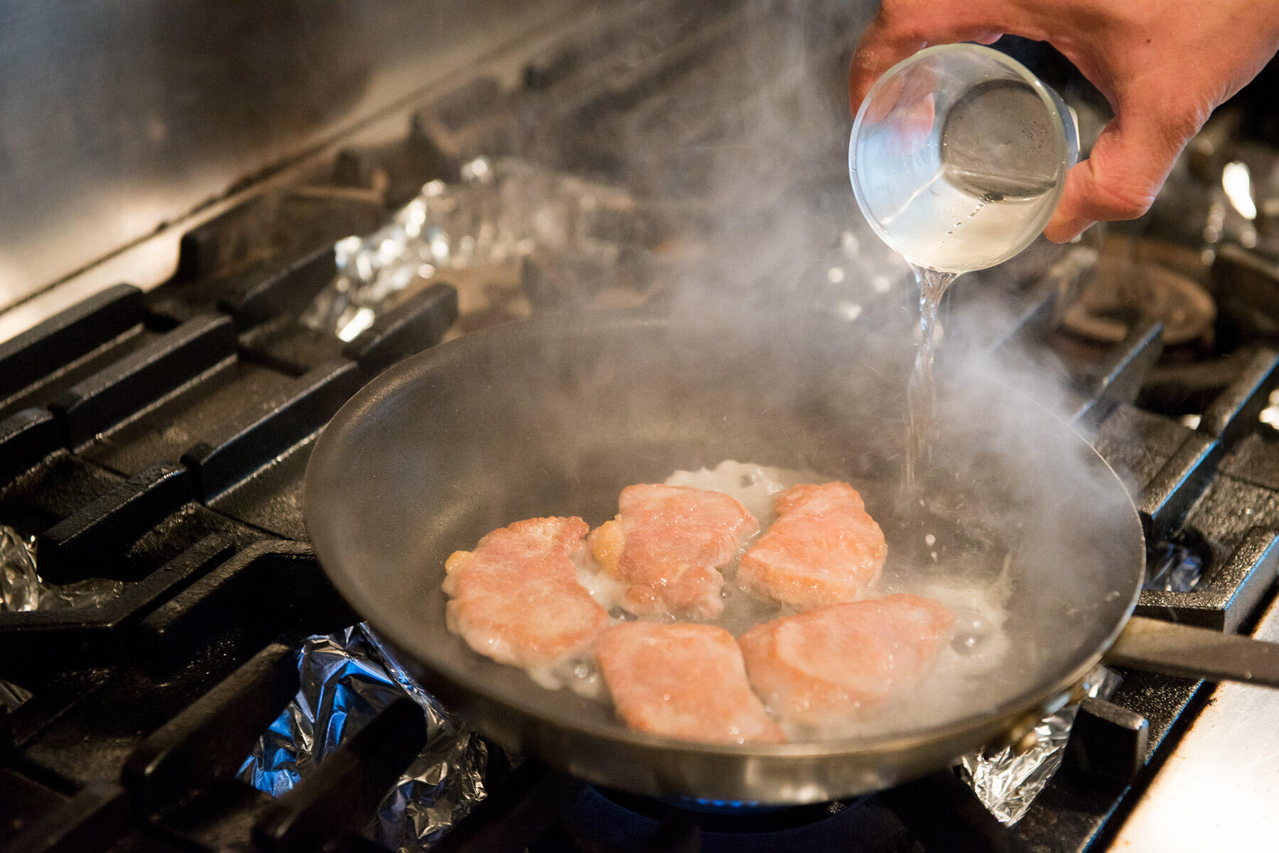 ソースの材料を入れる