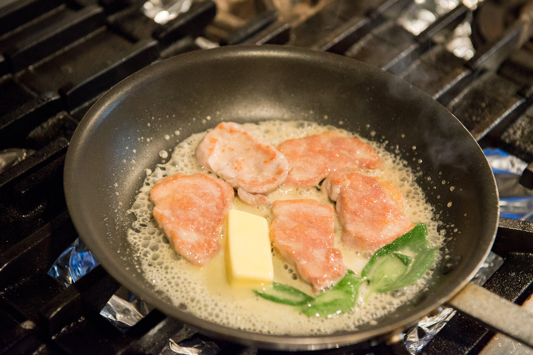 ソースの材料を入れる