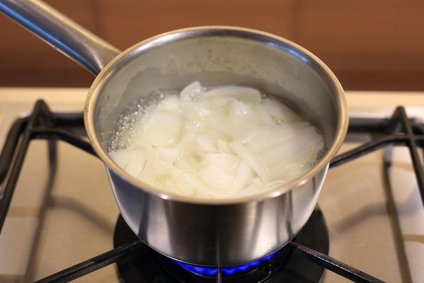 玉ねぎを火にかける