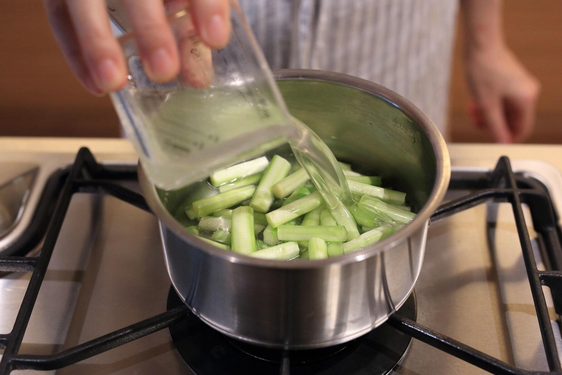 アスパラを煮る