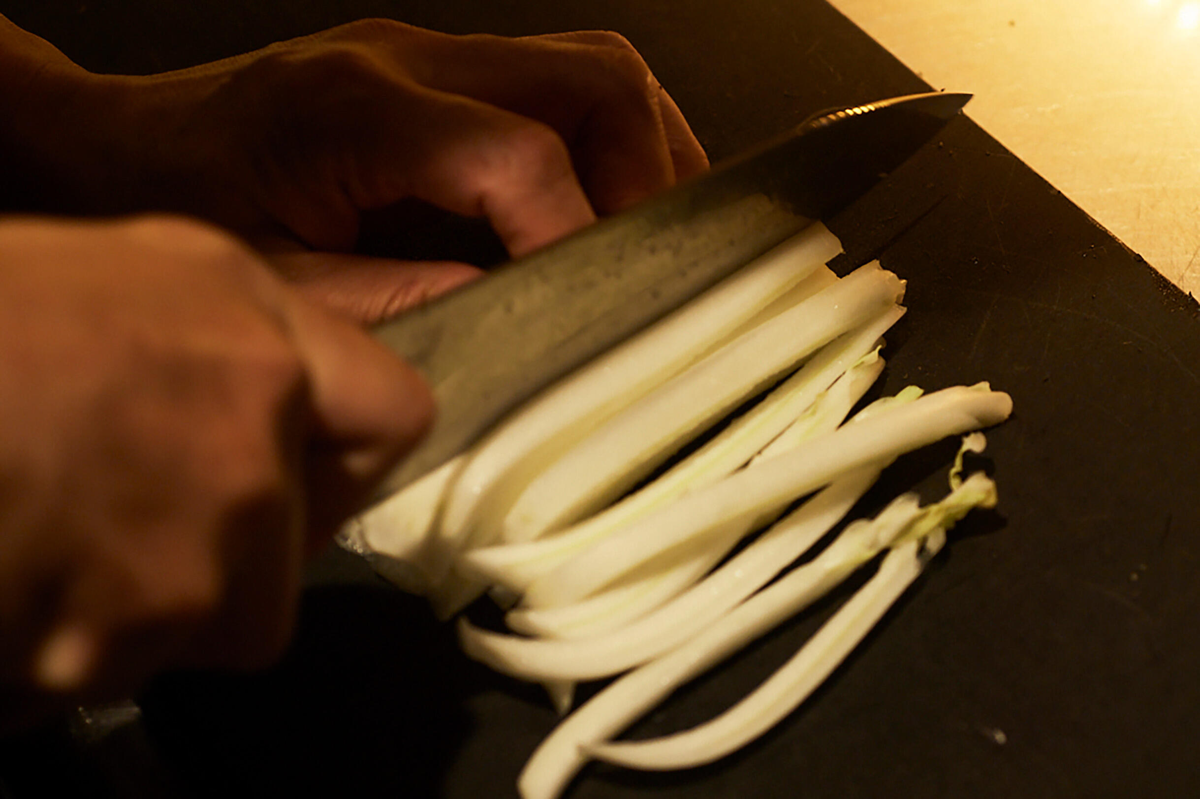 白菜の軸を切る