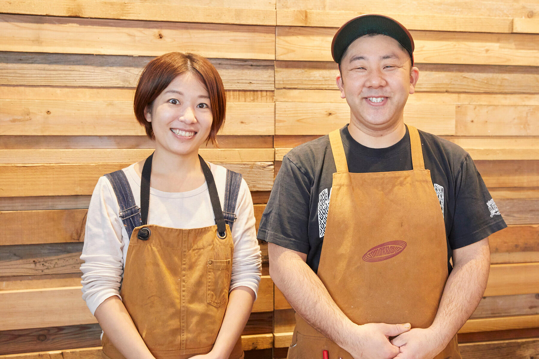 店主の礒邊和敬さんとソムリエールの麻由さん。