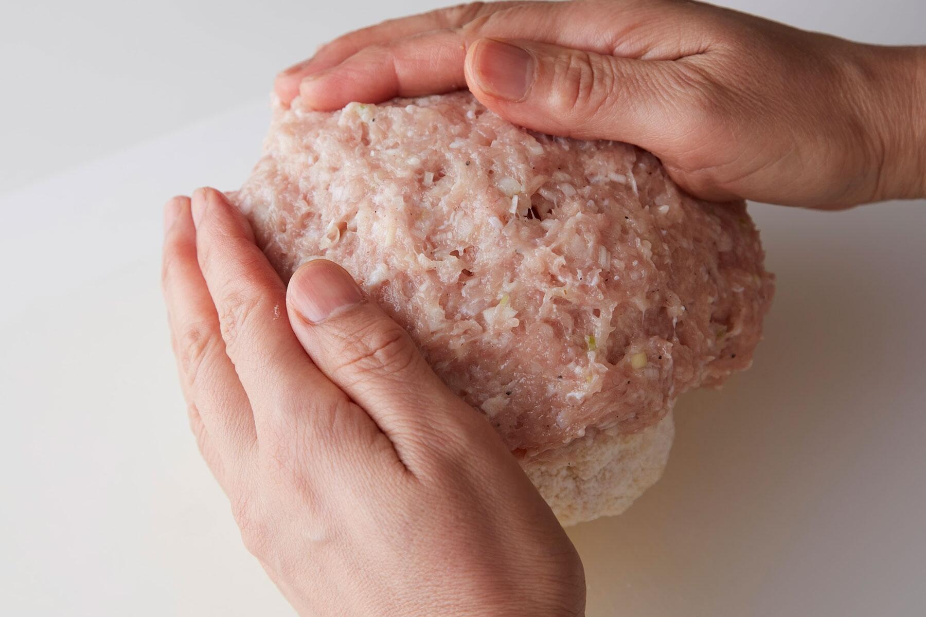 カリフラワーに肉だねをつける