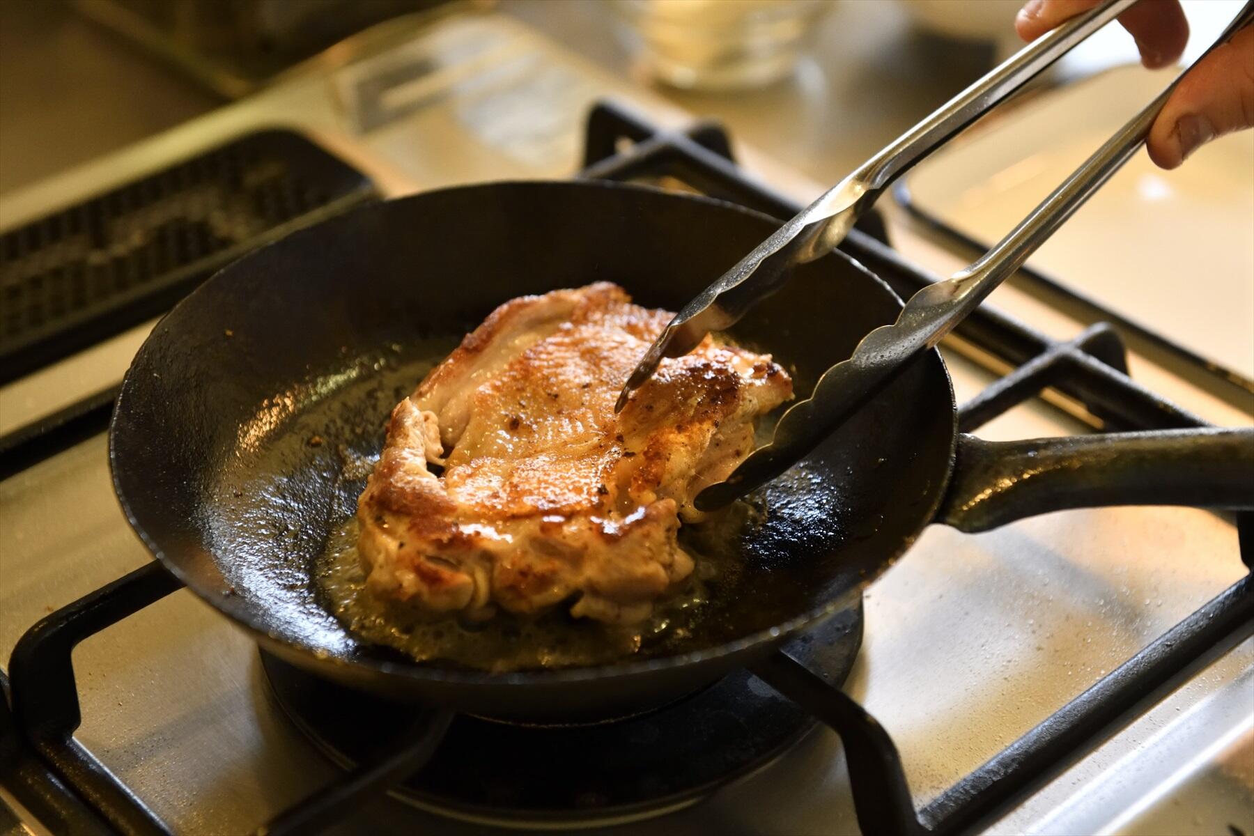 フライパンで肉を焼いている