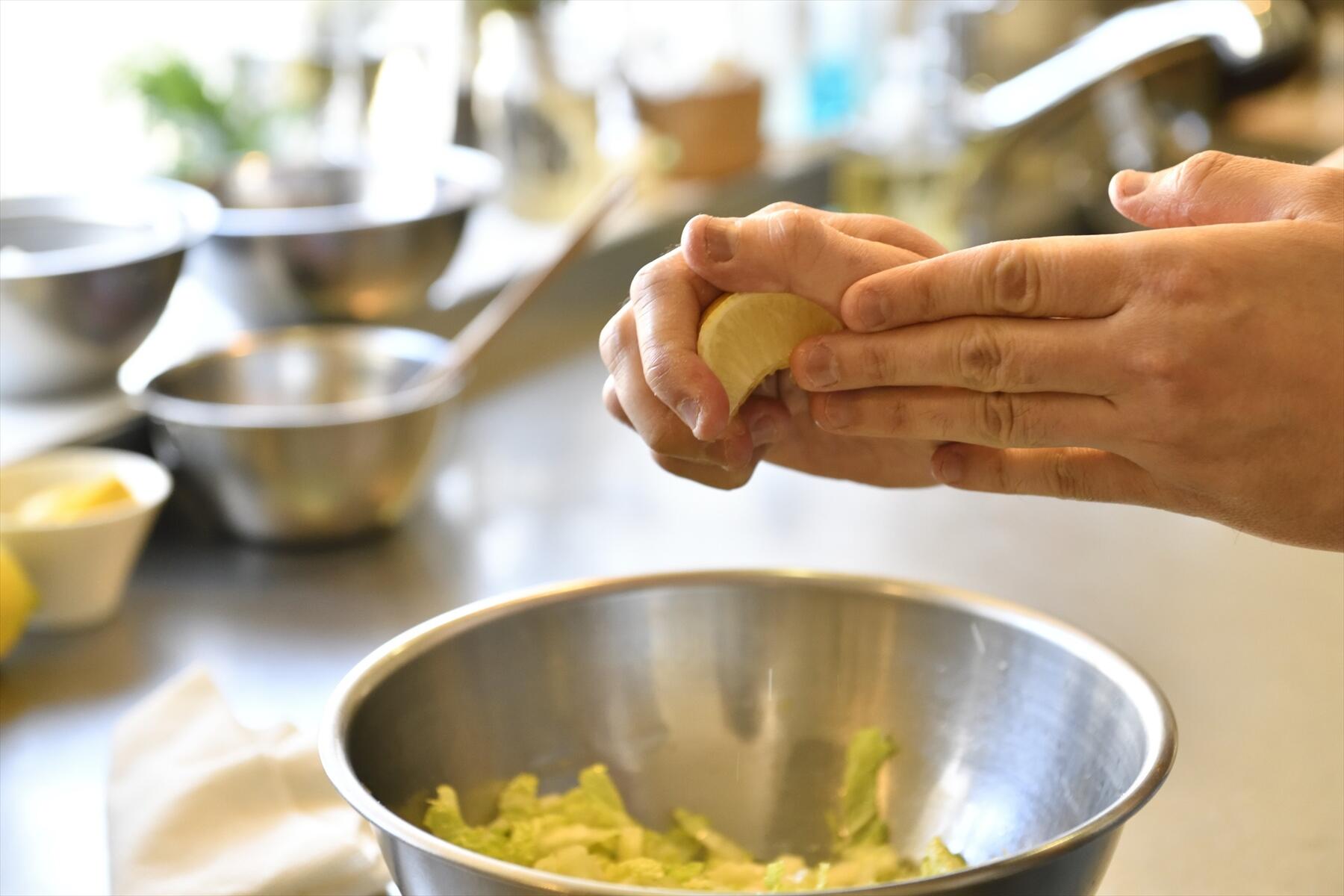 レモンを絞る手