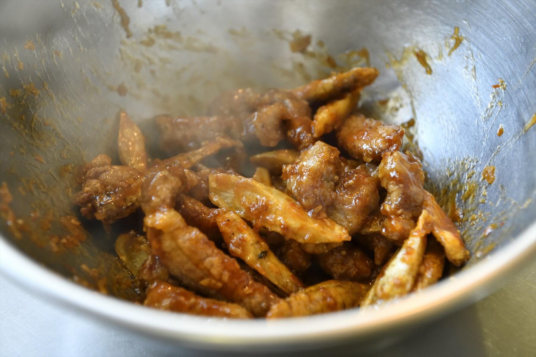 ボウルで調味料をからめる