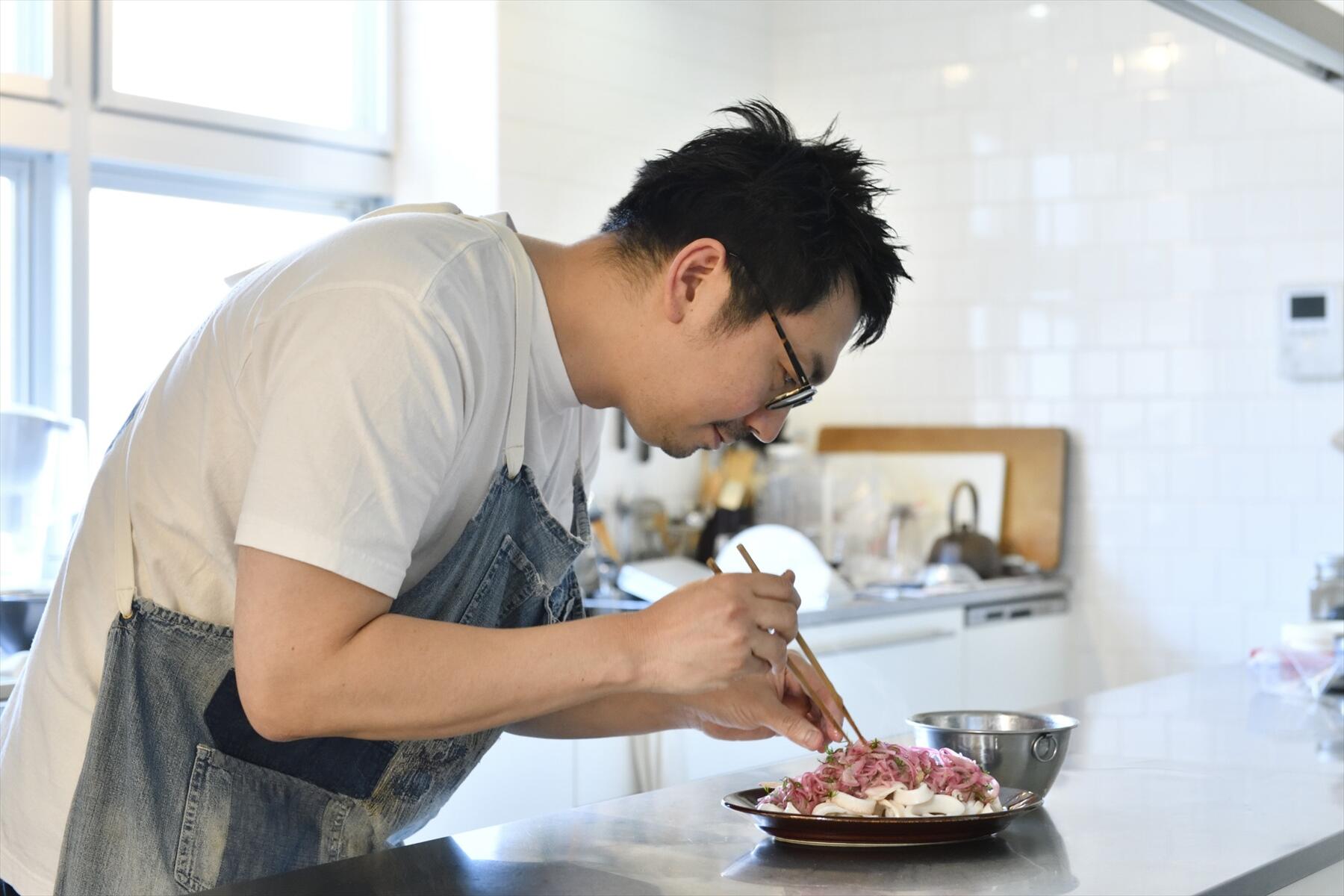調理中の男性