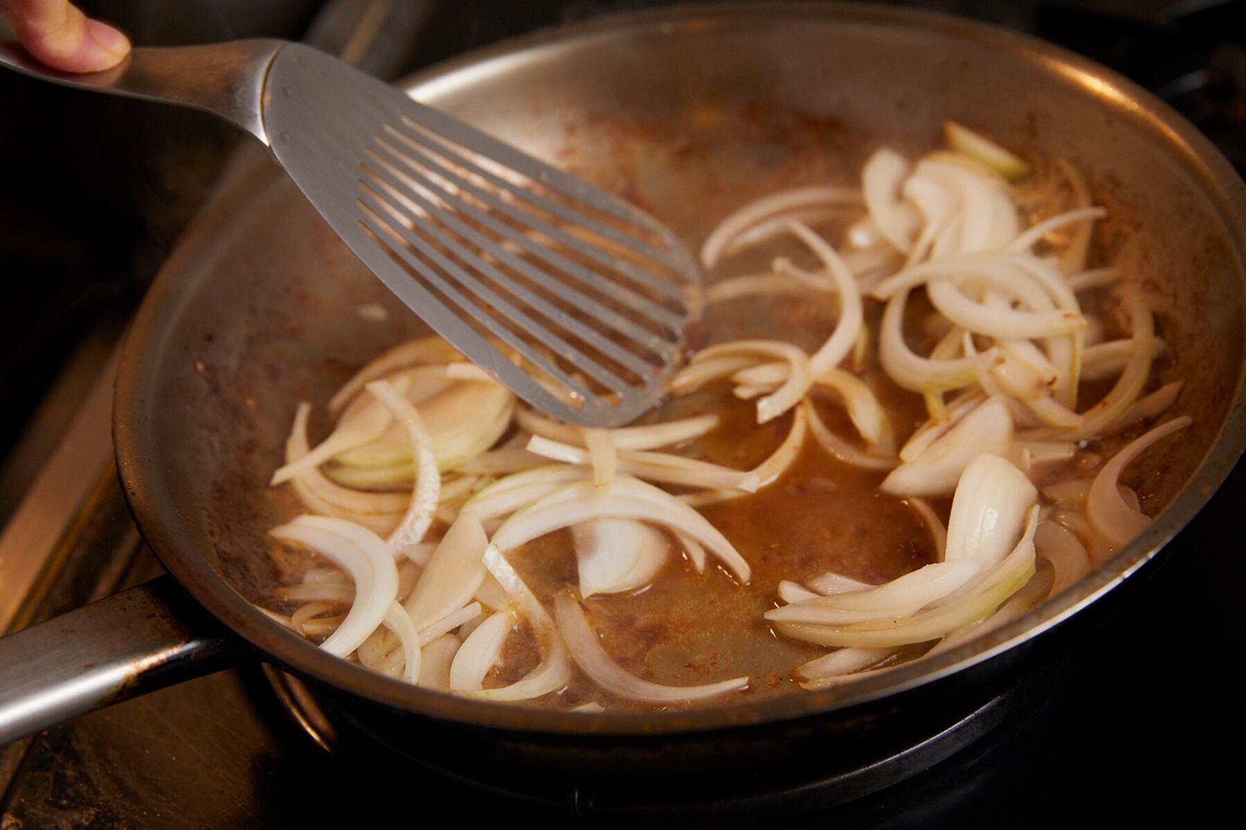 玉ねぎを炒める