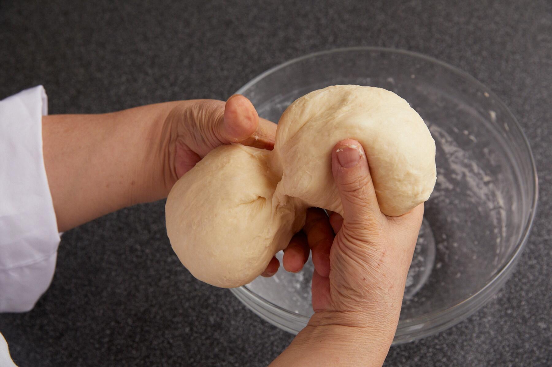 生地をガス抜きする