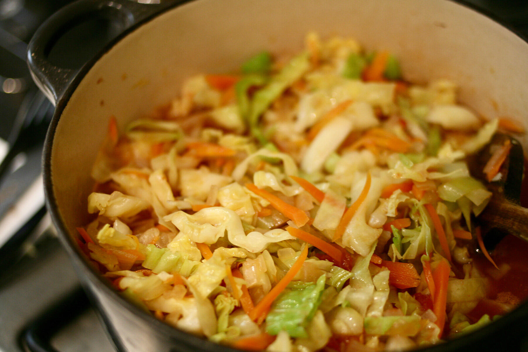野菜を炒め、煮込む