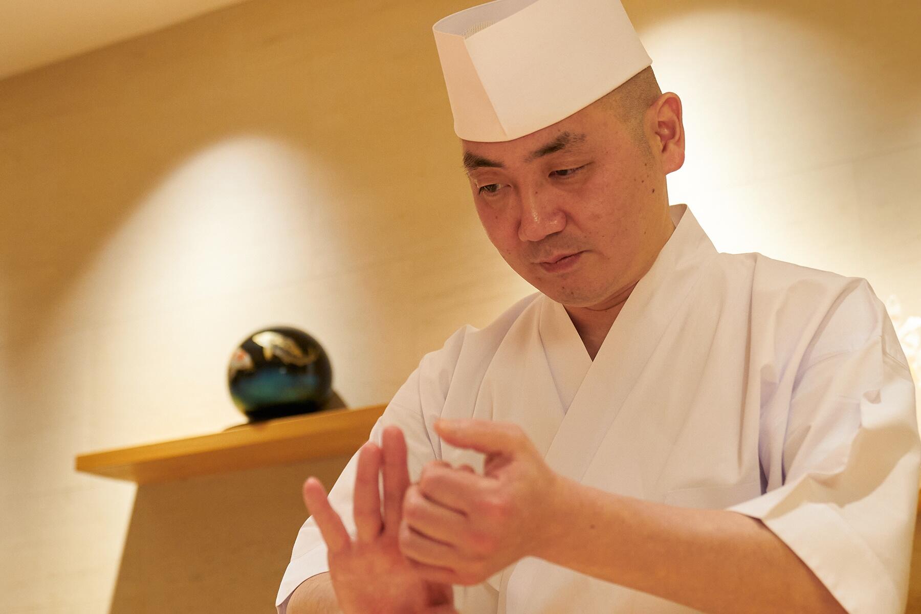鮨を握る男性