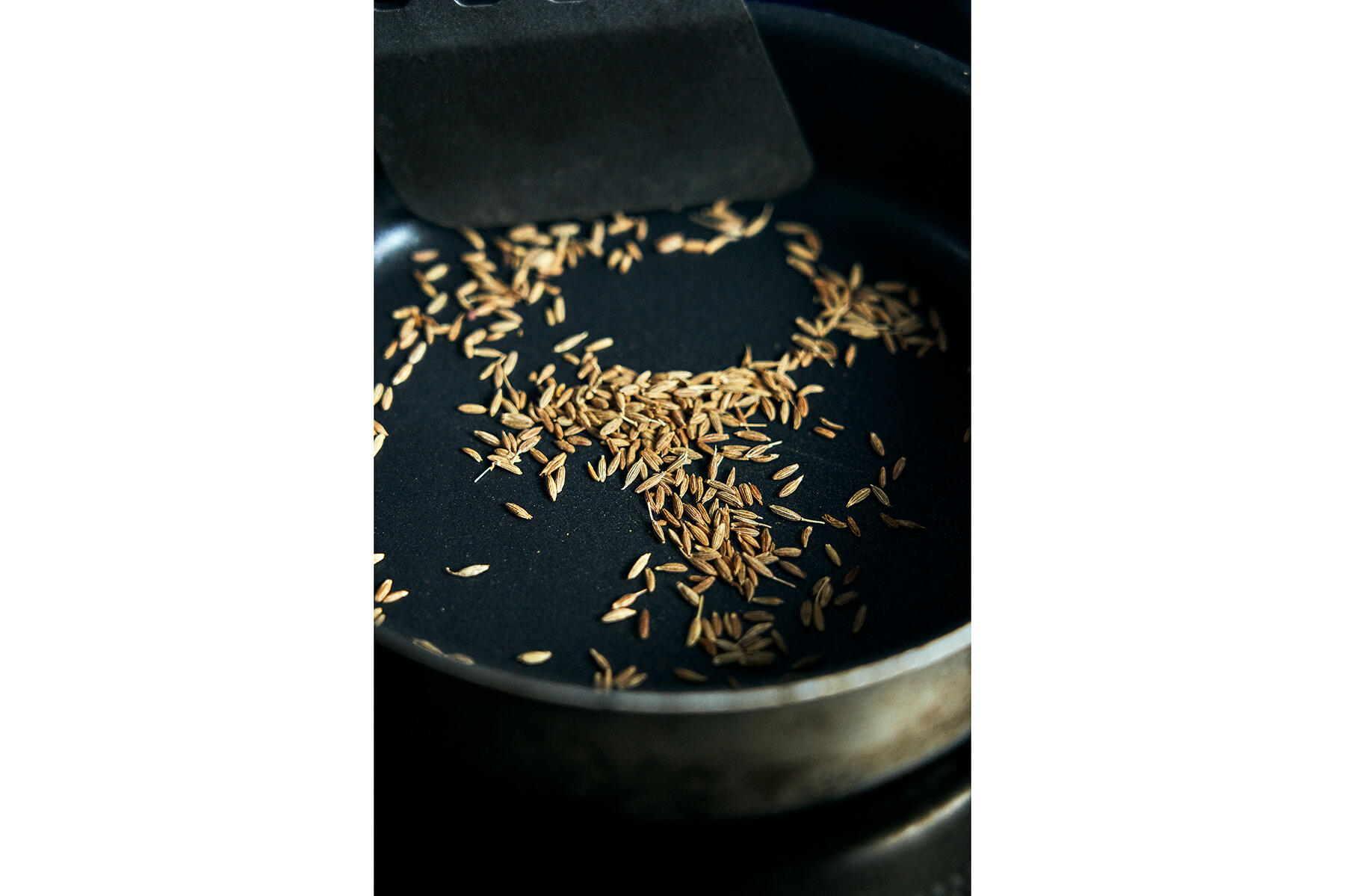 クミンシードを乾煎りする