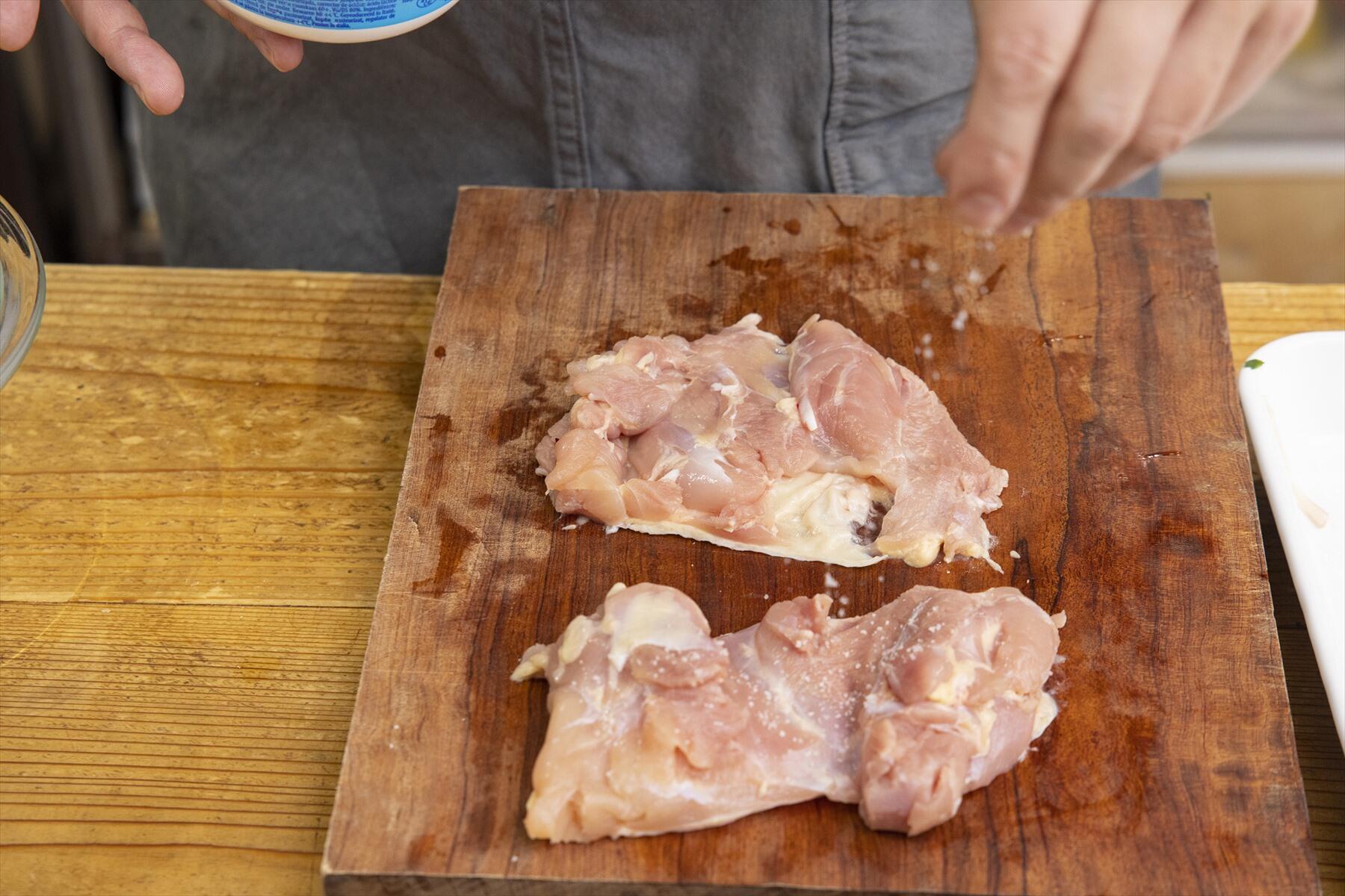 鶏もも肉は半分に切り、塩をふってからマリネする