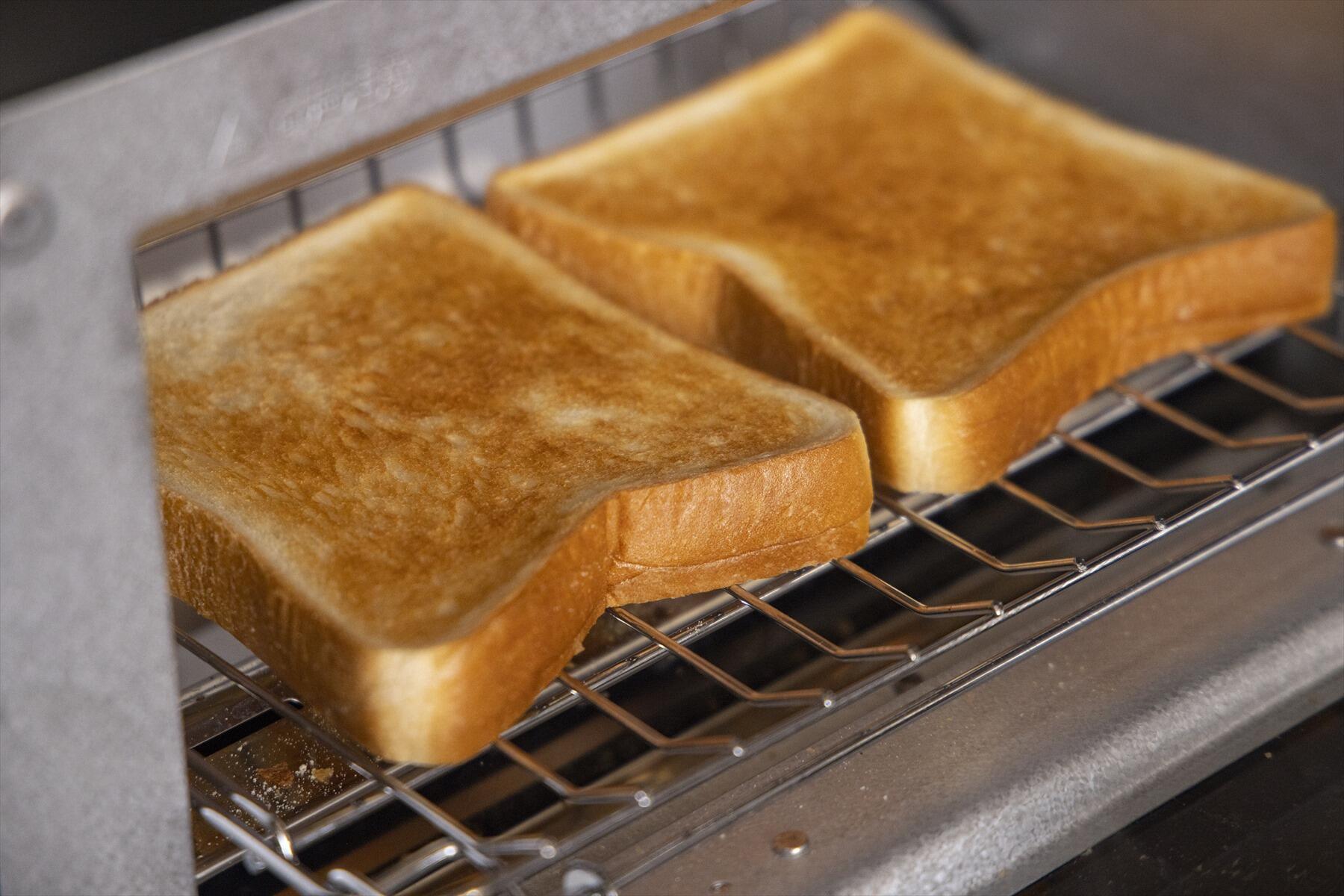 食パンをトーストする