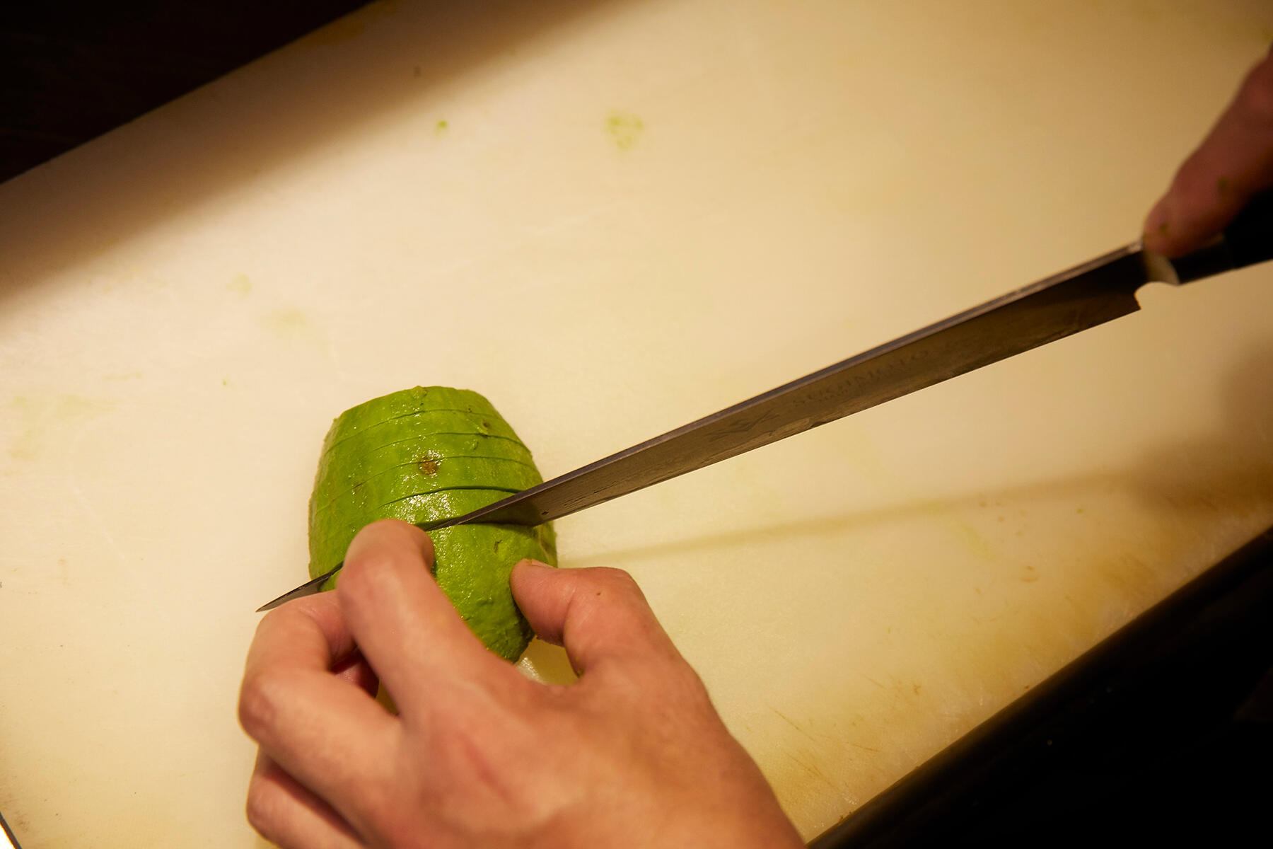 アボカドをスライスする