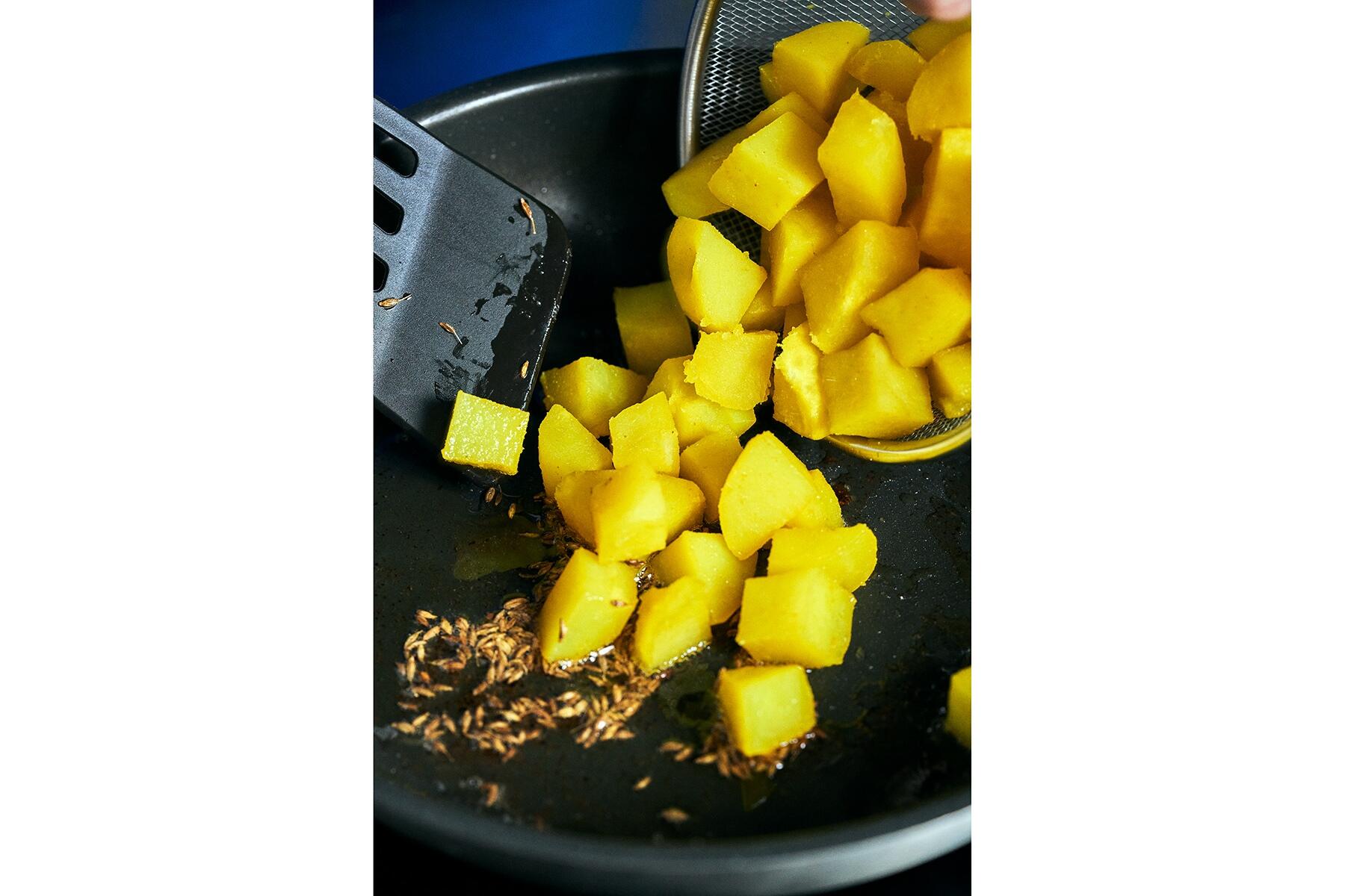 鶏皮の脂をからめる